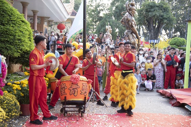 Khai bút chương trình TẶNG CHỮ “THƯ PHÁP VIỆT” mừng xuân Giáp Thìn