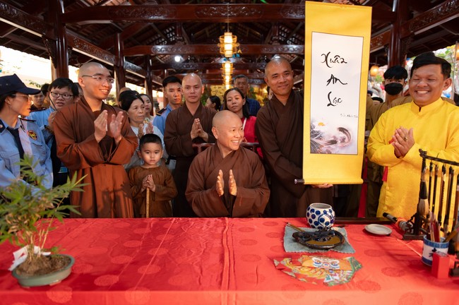 Khai bút chương trình TẶNG CHỮ “THƯ PHÁP VIỆT” mừng xuân Giáp Thìn