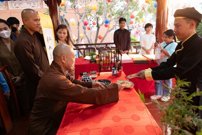 Khai bút chương trình TẶNG CHỮ “THƯ PHÁP VIỆT” mừng xuân Giáp Thìn