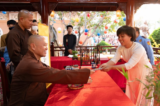 Khai bút chương trình TẶNG CHỮ “THƯ PHÁP VIỆT” mừng xuân Giáp Thìn