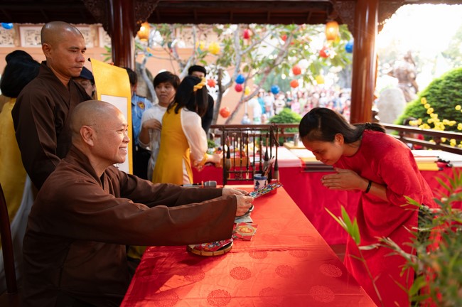 Khai bút chương trình TẶNG CHỮ “THƯ PHÁP VIỆT” mừng xuân Giáp Thìn