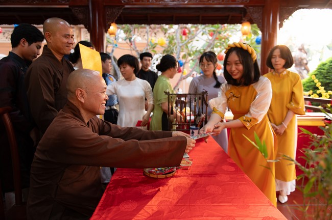 Khai bút chương trình TẶNG CHỮ “THƯ PHÁP VIỆT” mừng xuân Giáp Thìn