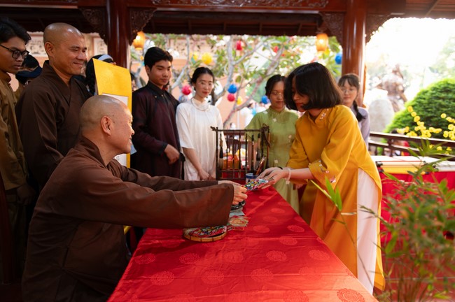 Khai bút chương trình TẶNG CHỮ “THƯ PHÁP VIỆT” mừng xuân Giáp Thìn