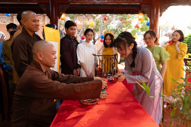 Khai bút chương trình TẶNG CHỮ “THƯ PHÁP VIỆT” mừng xuân Giáp Thìn