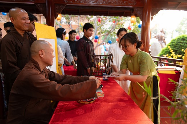 Khai bút chương trình TẶNG CHỮ “THƯ PHÁP VIỆT” mừng xuân Giáp Thìn