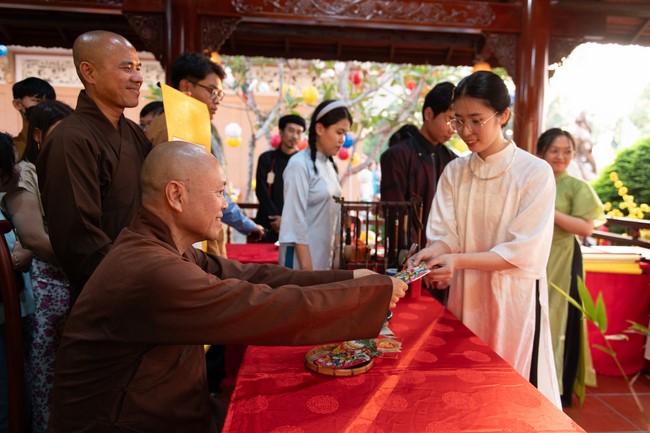 Khai bút chương trình TẶNG CHỮ “THƯ PHÁP VIỆT” mừng xuân Giáp Thìn