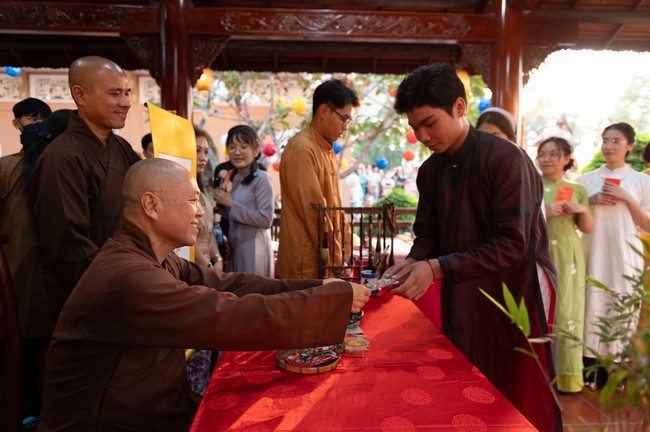 Khai bút chương trình TẶNG CHỮ “THƯ PHÁP VIỆT” mừng xuân Giáp Thìn