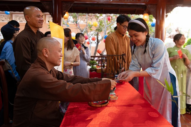 Khai bút chương trình TẶNG CHỮ “THƯ PHÁP VIỆT” mừng xuân Giáp Thìn