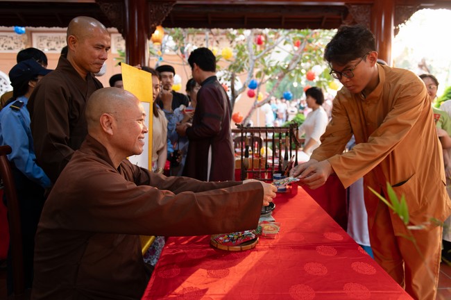 Khai bút chương trình TẶNG CHỮ “THƯ PHÁP VIỆT” mừng xuân Giáp Thìn