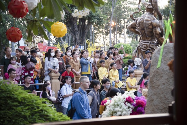 Khai bút chương trình TẶNG CHỮ “THƯ PHÁP VIỆT” mừng xuân Giáp Thìn