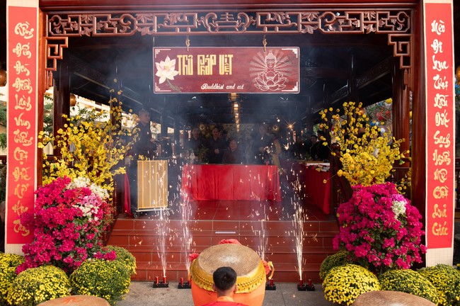 Khai bút chương trình TẶNG CHỮ “THƯ PHÁP VIỆT” mừng xuân Giáp Thìn