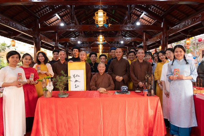 Khai bút chương trình TẶNG CHỮ “THƯ PHÁP VIỆT” mừng xuân Giáp Thìn