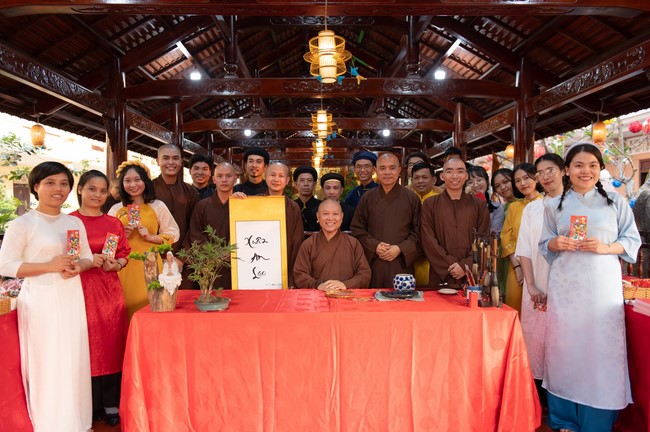 Khai bút chương trình TẶNG CHỮ “THƯ PHÁP VIỆT” mừng xuân Giáp Thìn