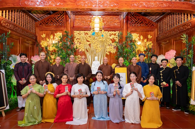 Khai bút chương trình TẶNG CHỮ “THƯ PHÁP VIỆT” mừng xuân Giáp Thìn