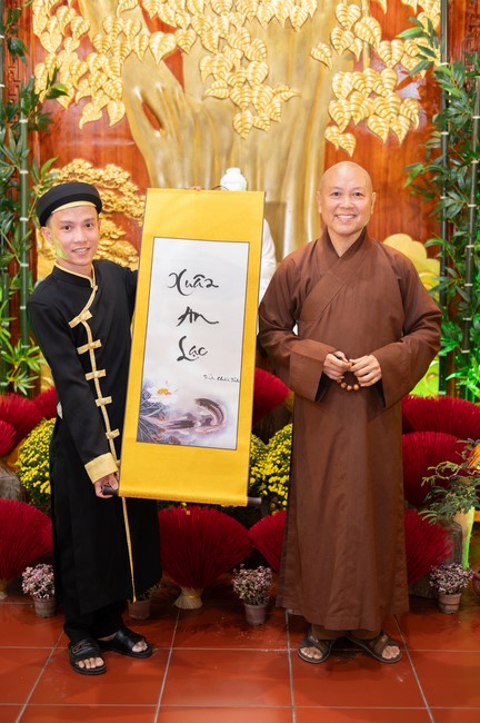 Khai bút chương trình TẶNG CHỮ “THƯ PHÁP VIỆT” mừng xuân Giáp Thìn