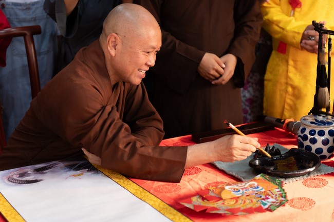 Khai bút chương trình TẶNG CHỮ “THƯ PHÁP VIỆT” mừng xuân Giáp Thìn