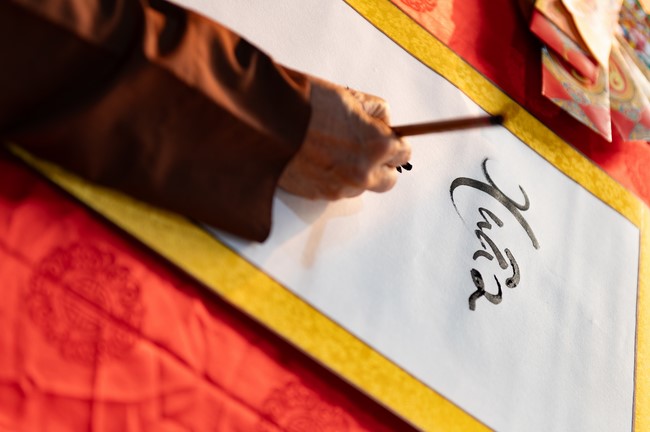 Khai bút chương trình TẶNG CHỮ “THƯ PHÁP VIỆT” mừng xuân Giáp Thìn