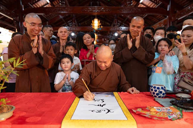 Khai bút chương trình TẶNG CHỮ “THƯ PHÁP VIỆT” mừng xuân Giáp Thìn