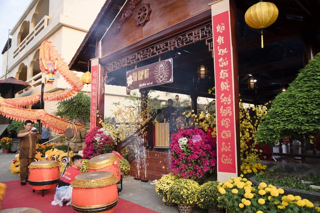 Khai bút chương trình TẶNG CHỮ “THƯ PHÁP VIỆT” mừng xuân Giáp Thìn