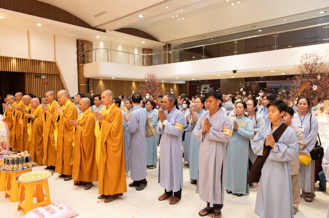 Giving lucky pockets and A gift of New Year on the First Day of Lunar New Year
