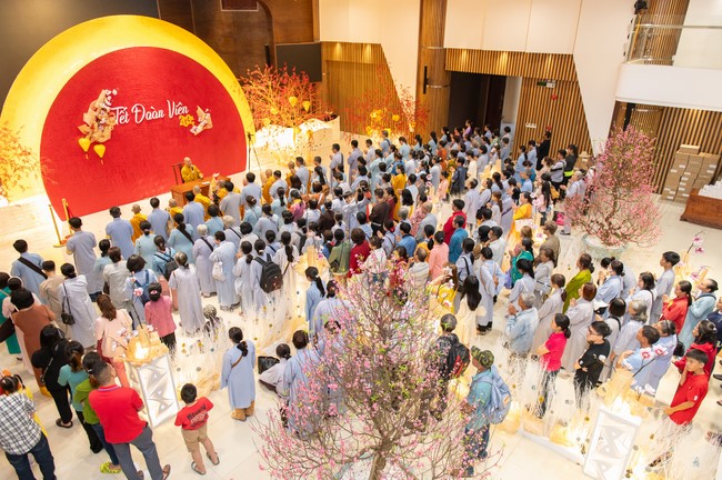 Giving lucky pockets and A gift of New Year on the First Day of Lunar New Year