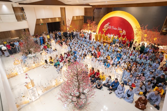 Giving lucky pockets and A gift of New Year on the First Day of Lunar New Year