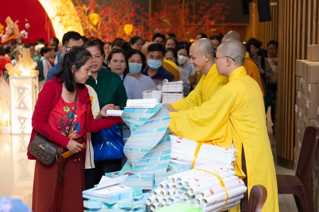 Giving lucky pockets and A gift of New Year on the First Day of Lunar New Year