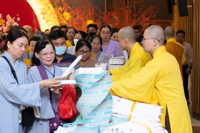 Giving lucky pockets and A gift of New Year on the First Day of Lunar New Year