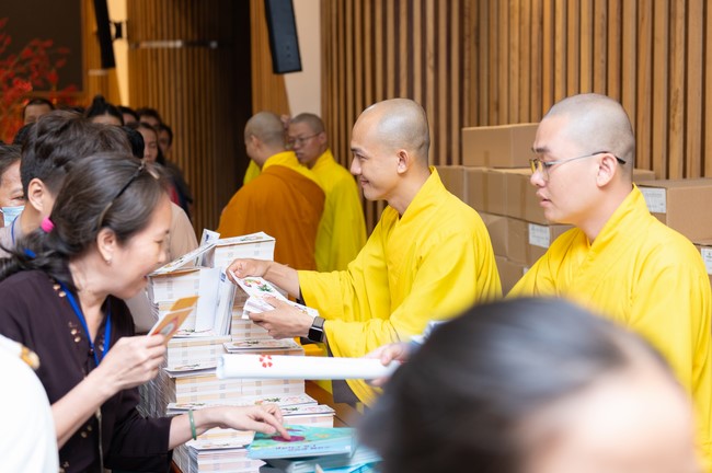 Giving lucky pockets and A gift of New Year on the First Day of Lunar New Year