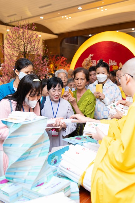 Giving lucky pockets and A gift of New Year on the First Day of Lunar New Year