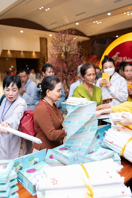 Giving lucky pockets and A gift of New Year on the First Day of Lunar New Year