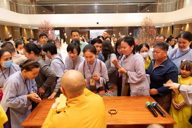Giving lucky pockets and A gift of New Year on the First Day of Lunar New Year
