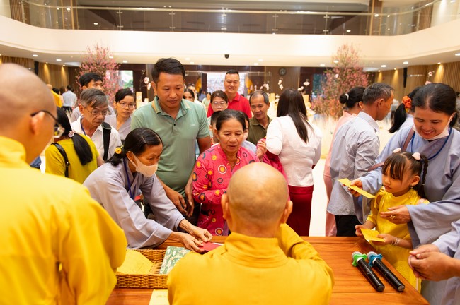Giving lucky pockets and A gift of New Year on the First Day of Lunar New Year