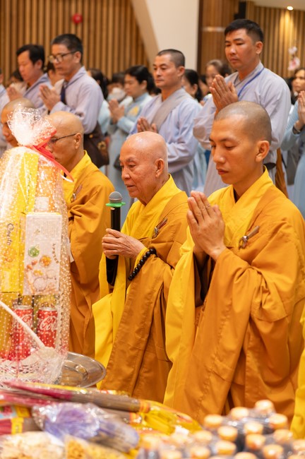 Giving lucky pockets and A gift of New Year on the First Day of Lunar New Year
