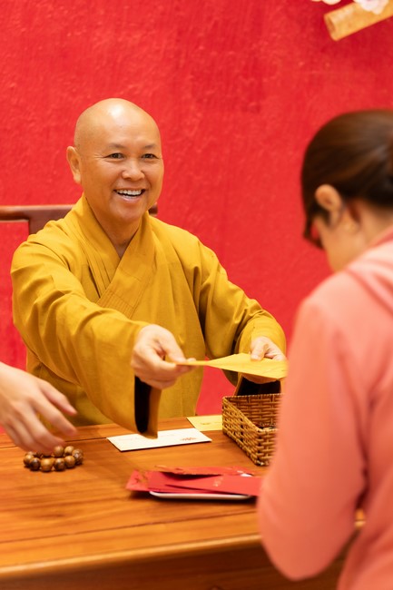 Giving lucky pockets and A gift of New Year on the First Day of Lunar New Year