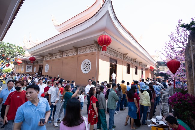 Giving lucky pockets and A gift of New Year on the First Day of Lunar New Year