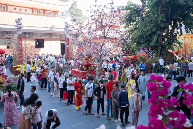 Giving lucky pockets and A gift of New Year on the First Day of Lunar New Year