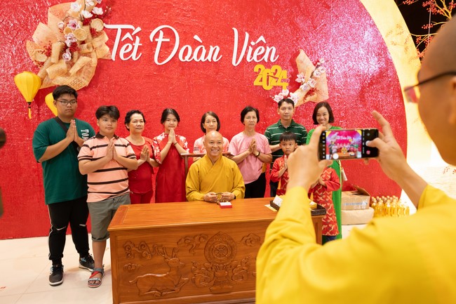 Giving lucky pockets and A gift of New Year on the First Day of Lunar New Year