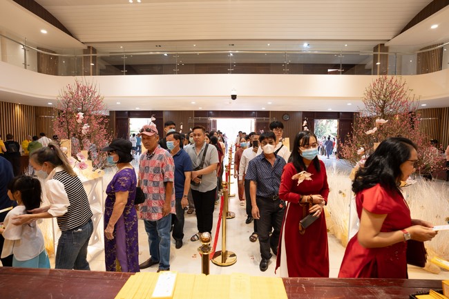 Giving lucky pockets and A gift of New Year on the First Day of Lunar New Year