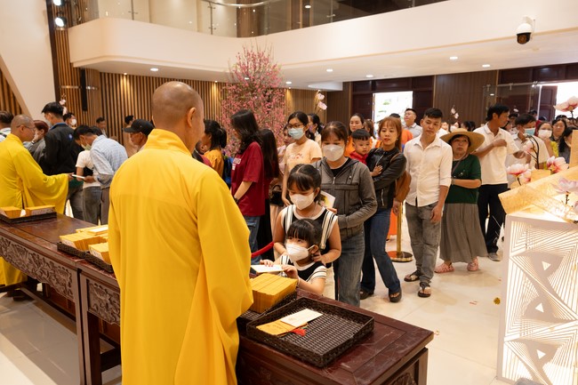 Giving lucky pockets and A gift of New Year on the First Day of Lunar New Year