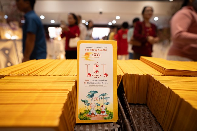 Giving lucky pockets and A gift of New Year on the First Day of Lunar New Year