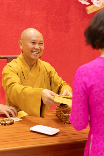 Giving lucky pockets and A gift of New Year on the First Day of Lunar New Year