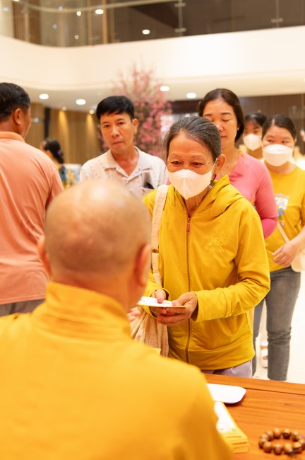 Giving lucky pockets and A gift of New Year on the First Day of Lunar New Year