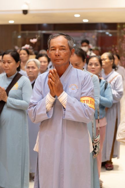 Giving lucky pockets and A gift of New Year on the First Day of Lunar New Year