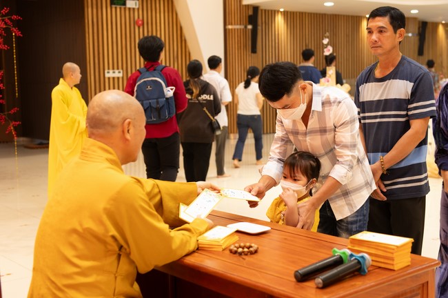 Giving lucky pockets and A gift of New Year on the First Day of Lunar New Year