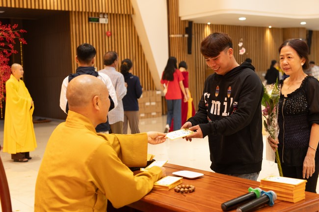 Giving lucky pockets and A gift of New Year on the First Day of Lunar New Year