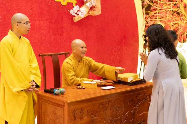 Giving lucky pockets and A gift of New Year on the First Day of Lunar New Year