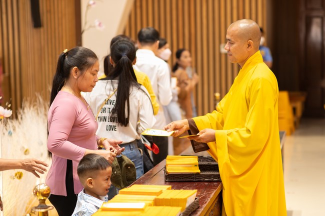 Giving lucky pockets and A gift of New Year on the First Day of Lunar New Year