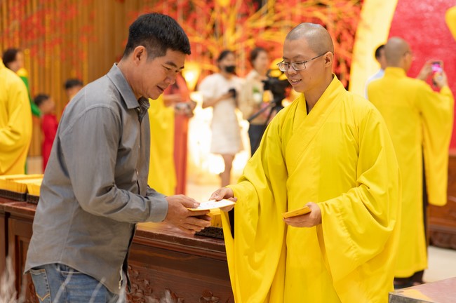 Giving lucky pockets and A gift of New Year on the First Day of Lunar New Year