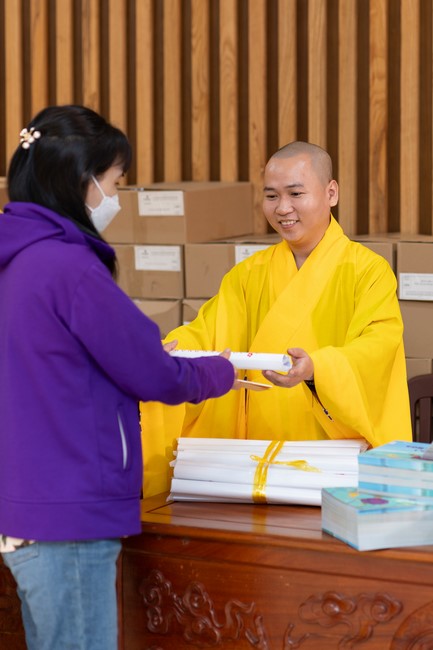 Giving lucky pockets and A gift of New Year on the First Day of Lunar New Year